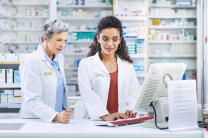 Dos mujeres en el mostrador de una farmacia